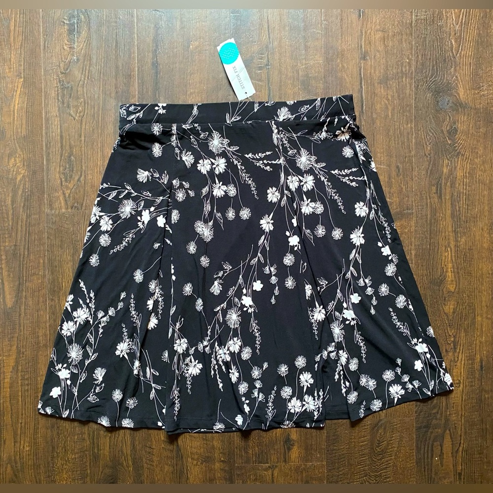 NWT Gilli Black Skirt L